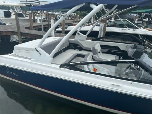 Cobalt CS22 2024 Cobalt CS22 boat docked, featuring sleek design and spacious seating.