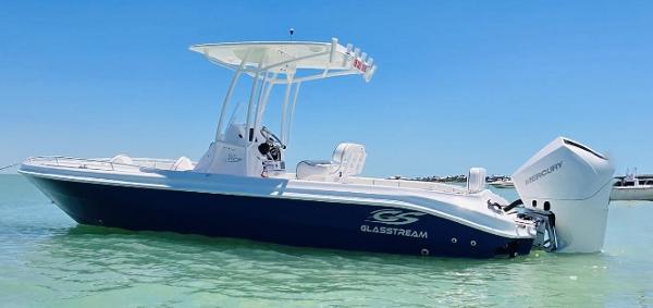 Glasstream 240 CCX 2025 Glasstream 240 CCX boat on clear water, featuring a sleek design and powerful engine.