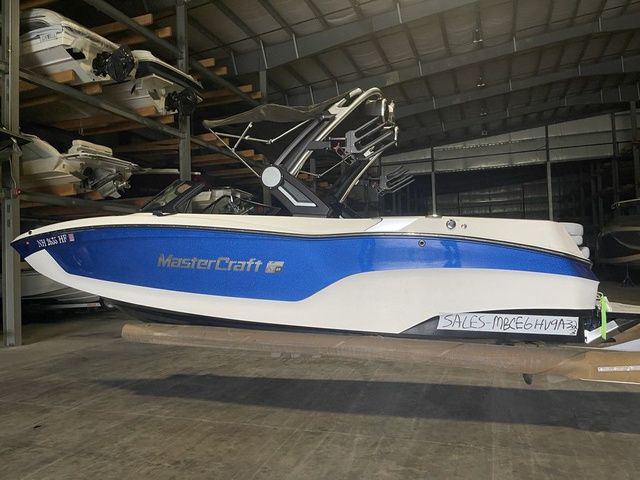2023 MasterCraft XT22