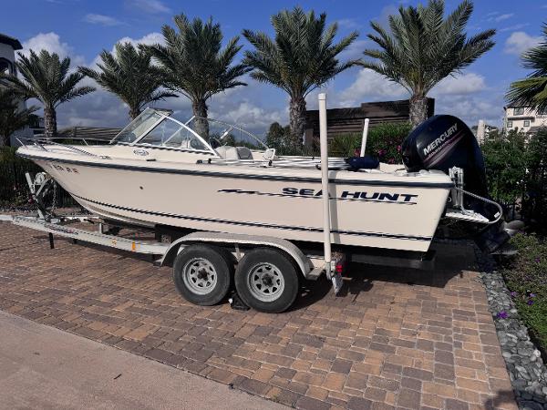 2002 Sea Hunt Escape 200