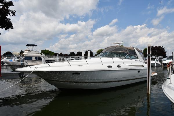 1998 Cruisers Yachts 3870 Express
