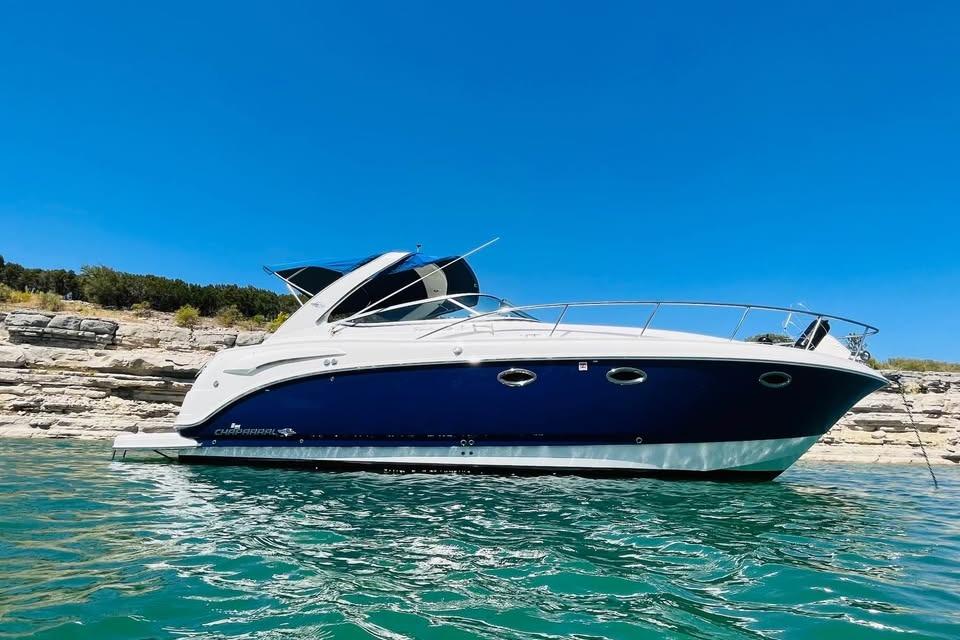 Chaparral 330 Signature 2008 Chaparral 330 Signature boat on clear blue water, rocky shoreline background.