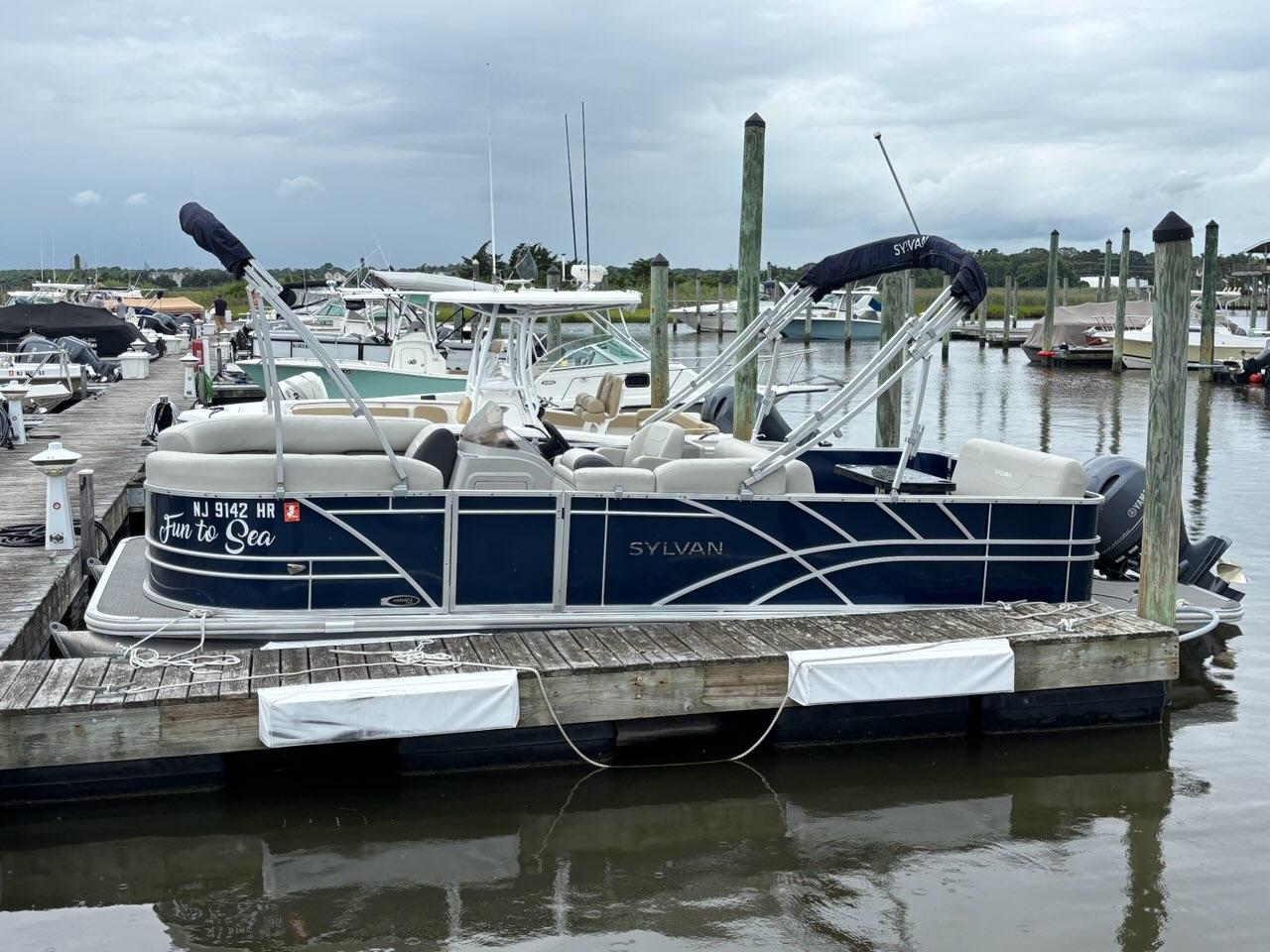Sylvan Mirage 8522 Resorter 2022 Sylvan Mirage 8522 Resorter pontoon boat docked at a marina.
