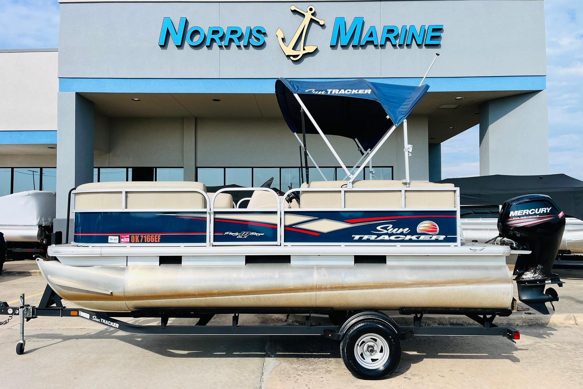 2019 Sun Tracker Party Barge 18 DLX
