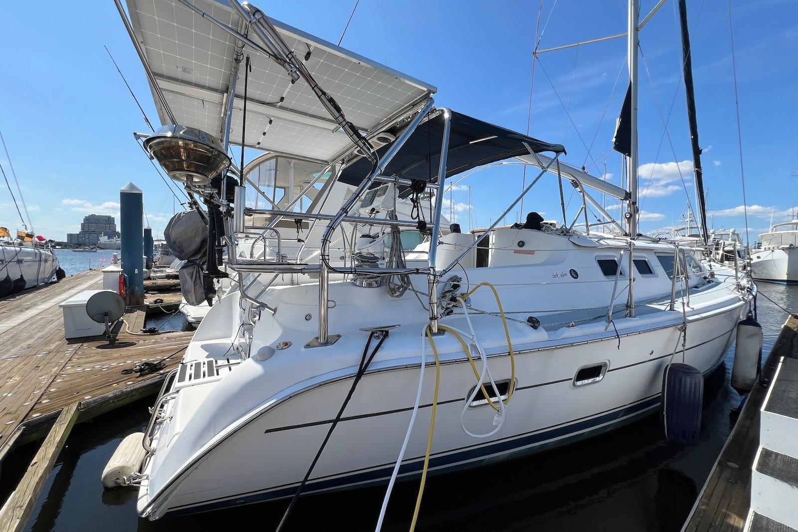 2005 Hunter 44 Deck Salon