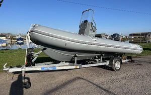 3D Tender STEALTH 550 2021 3D Tender STEALTH 550 boat on trailer, parked near water under clear blue sky.
