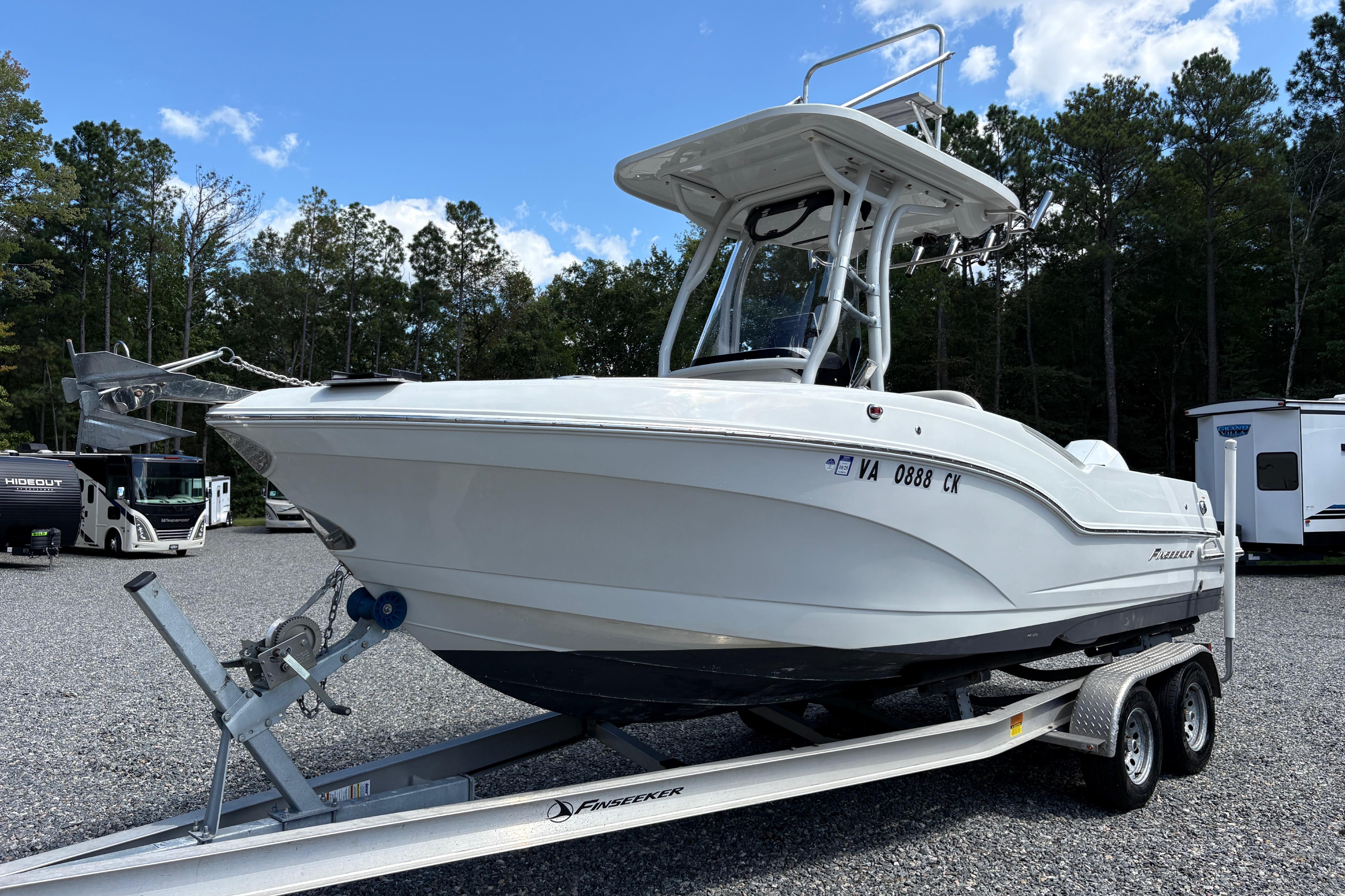 2020 Crownline 230 CC Finseeker