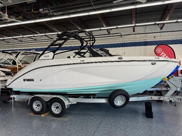 Yamaha Boats 222S 2025 Yamaha Boats 222S on trailer in showroom, side view.