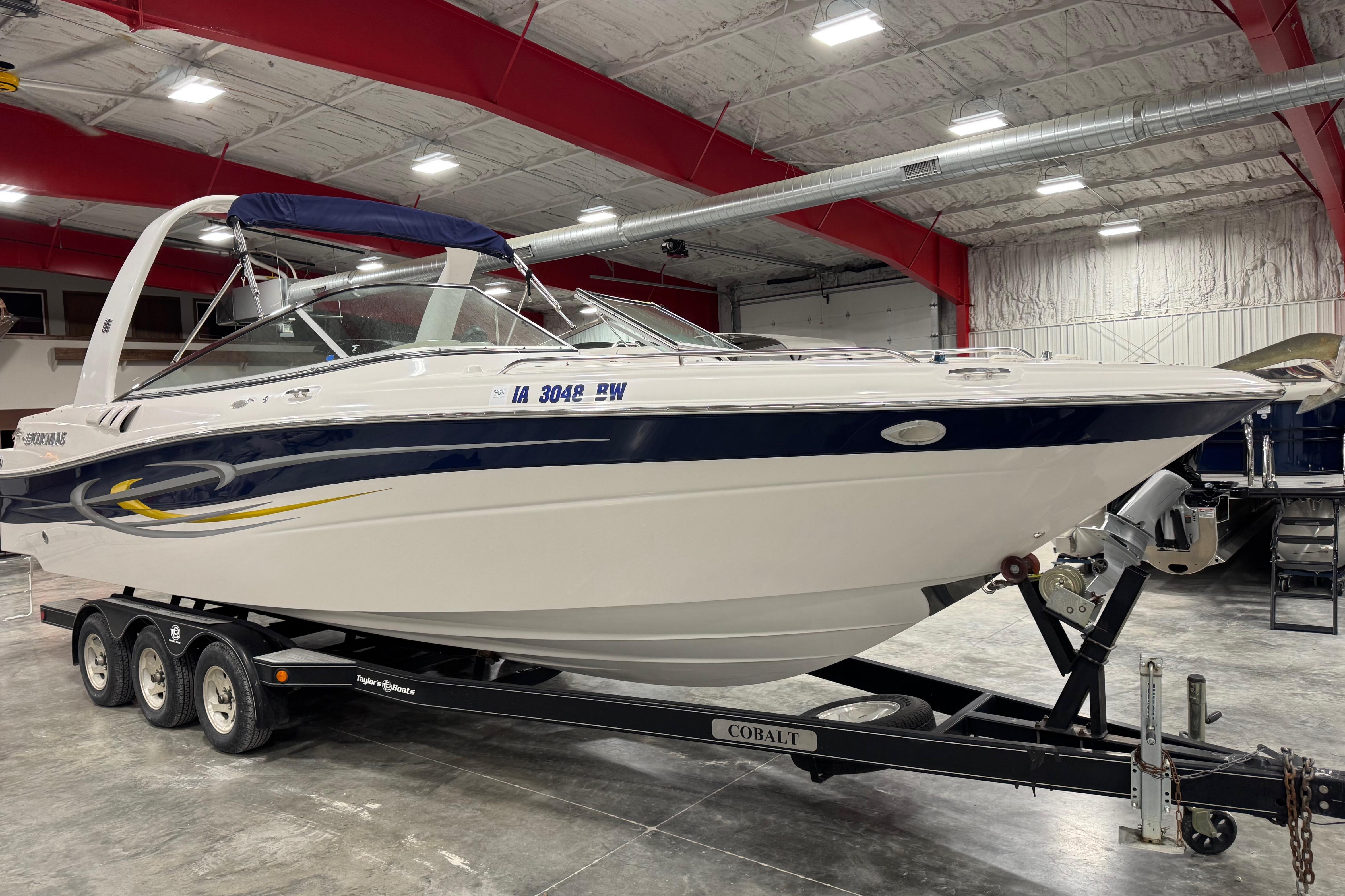 Four Winns 290 Horizon 2005 Four Winns 290 Horizon boat on trailer in indoor storage facility.