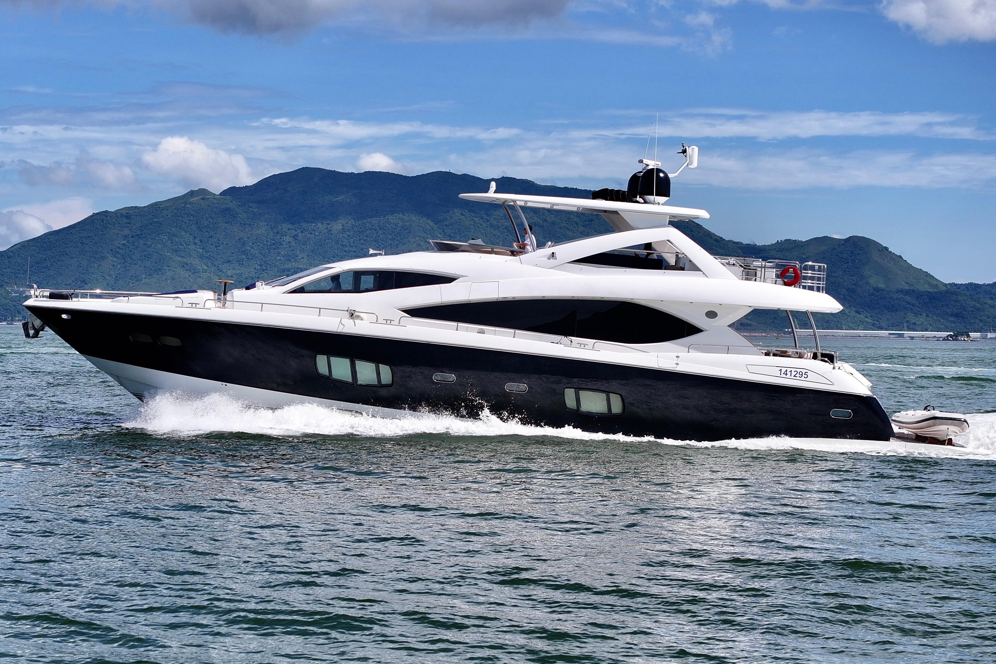 2011 Sunseeker 88 Yacht