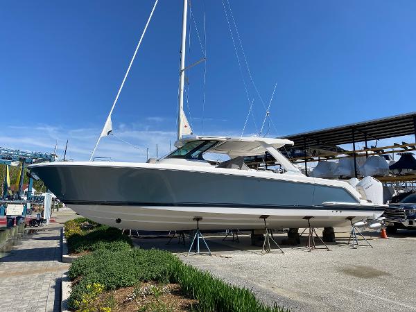 2025 Tiara Yachts 43 LS