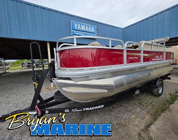 Sun Tracker Bass Buggy 18 DLX 2025 Sun Tracker BASS BUGGY® 18 DLX pontoon boat at Bryan's Marine dealership.