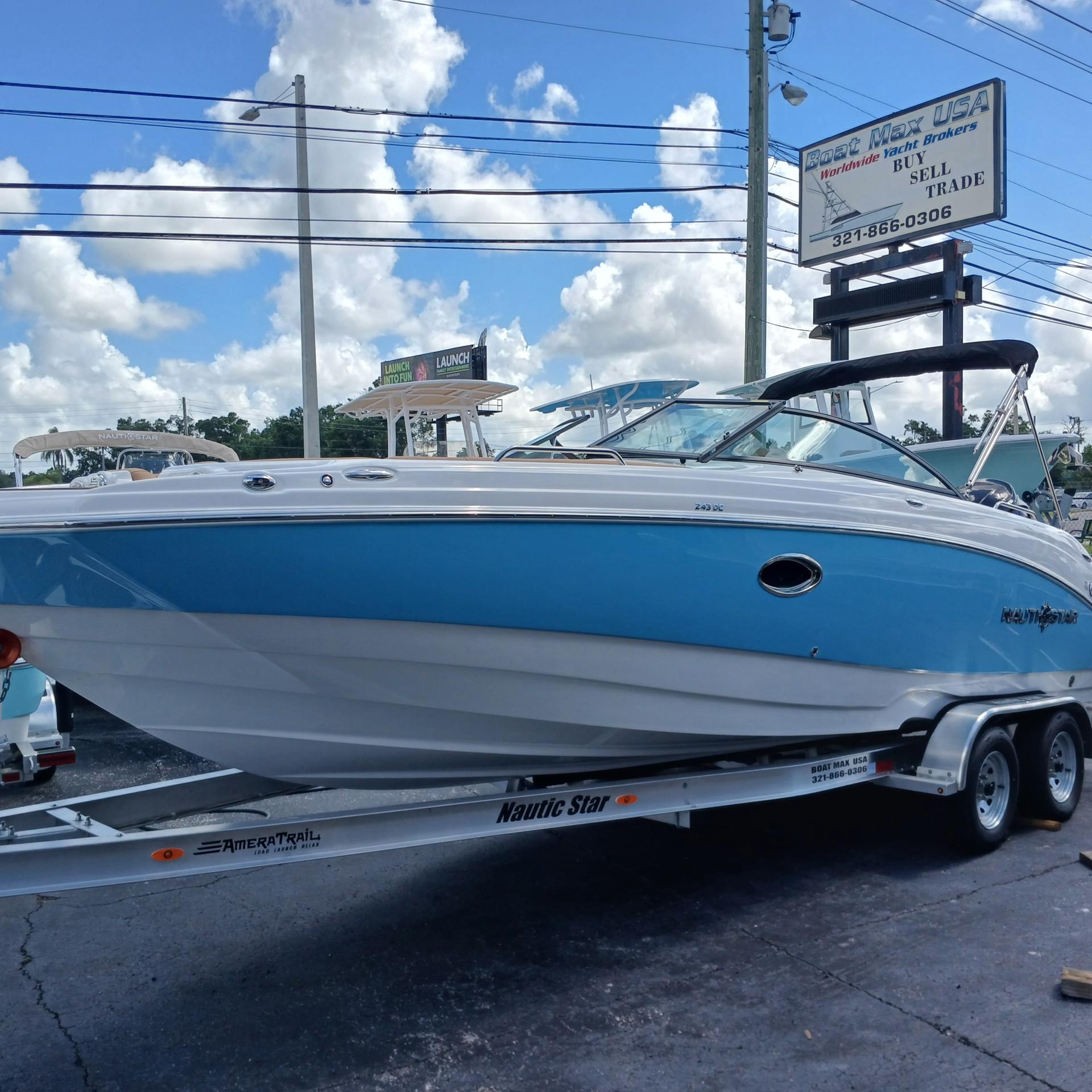 2025 NauticStar 243 DC Deck