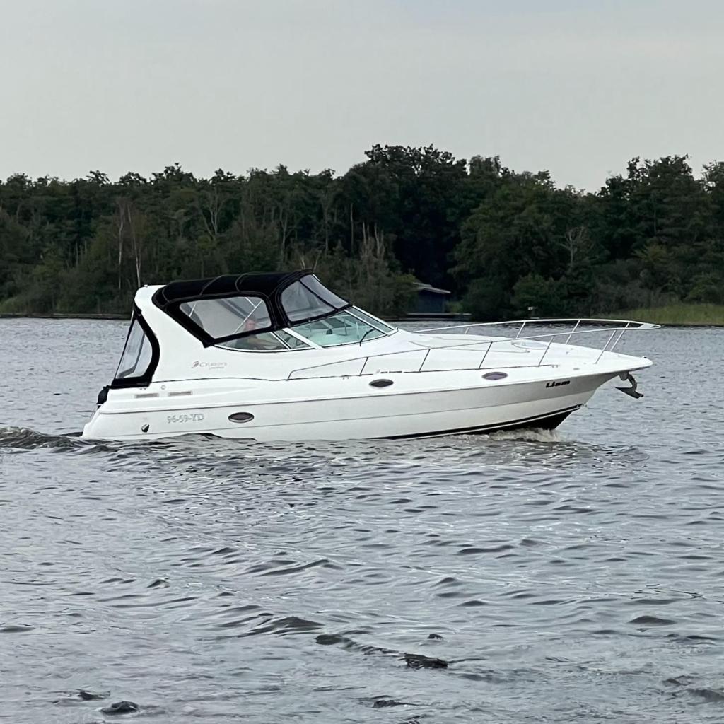 2000 Cruisers Yachts 3075 Express
