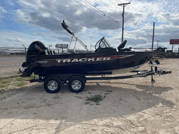 Tracker Pro Guide V-175 Combo 2025 Tracker Pro Guide V-175 Combo boat on trailer, parked outdoors.
