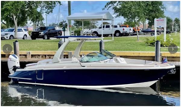 Chris-Craft 28 LAUNCH GT 2021 Chris-Craft 28 LAUNCH GT boat docked in a marina.