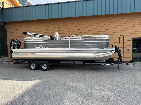 2025 Sun Tracker Party Barge 22 RF DLX