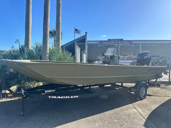 Tracker Grizzly 2072 CC 2025 Tracker Grizzly 2072 CC boat on trailer, parked outdoors.