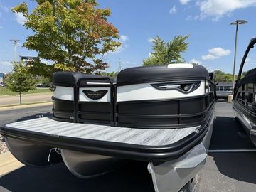 2026 Bennington M Swingback 24 MSB Tritoon