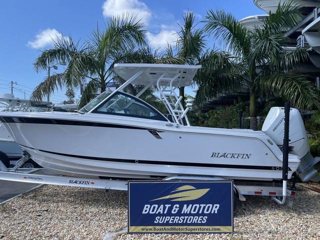 Blackfin 252 DC 2024 Blackfin 252 DC boat displayed at Boat & Motor Superstores.