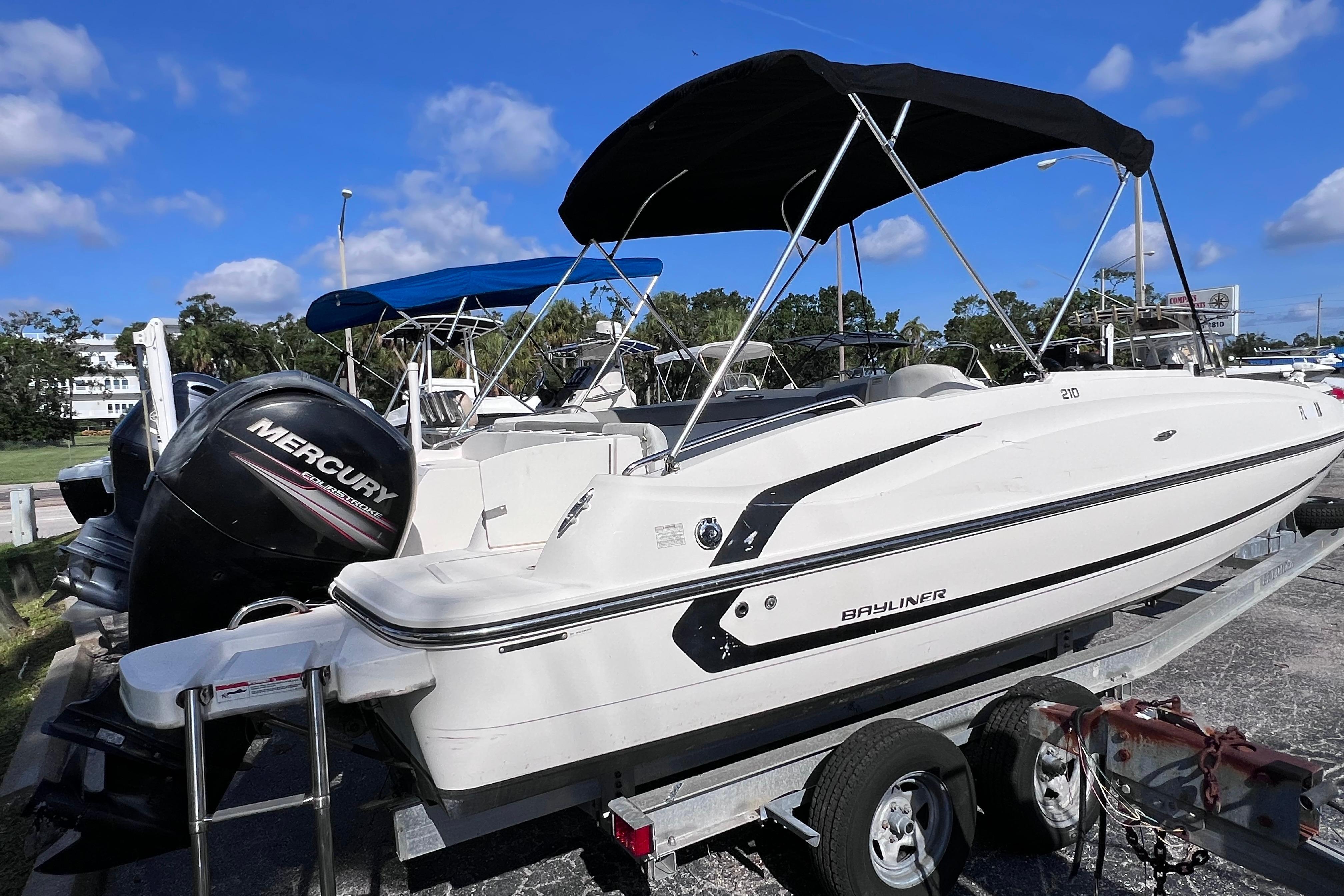 2018 Bayliner 210 Deck Boat