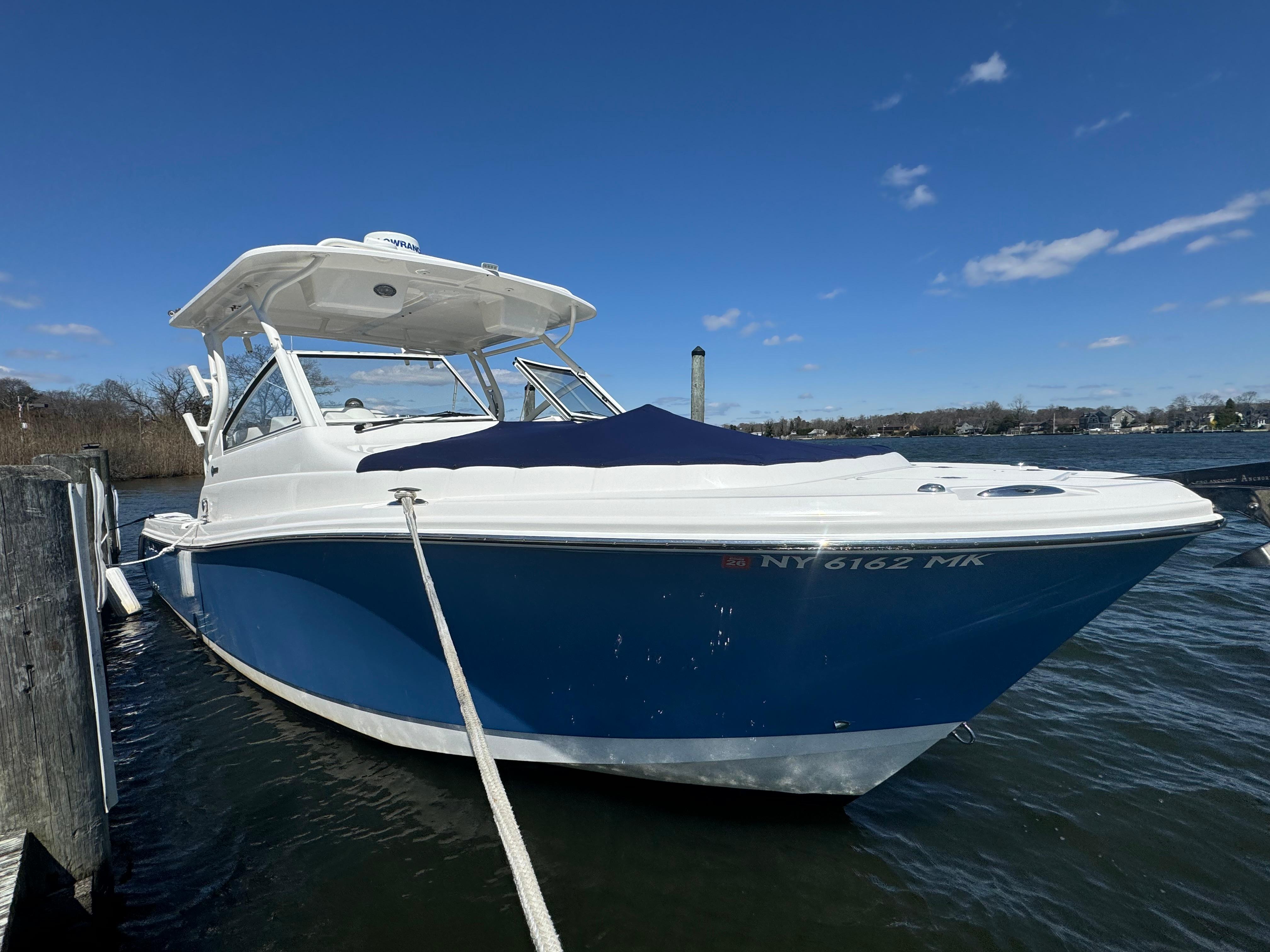 Edgewater 280 CX 2014 Edgewater 280 CX boat docked on a sunny day with clear skies.