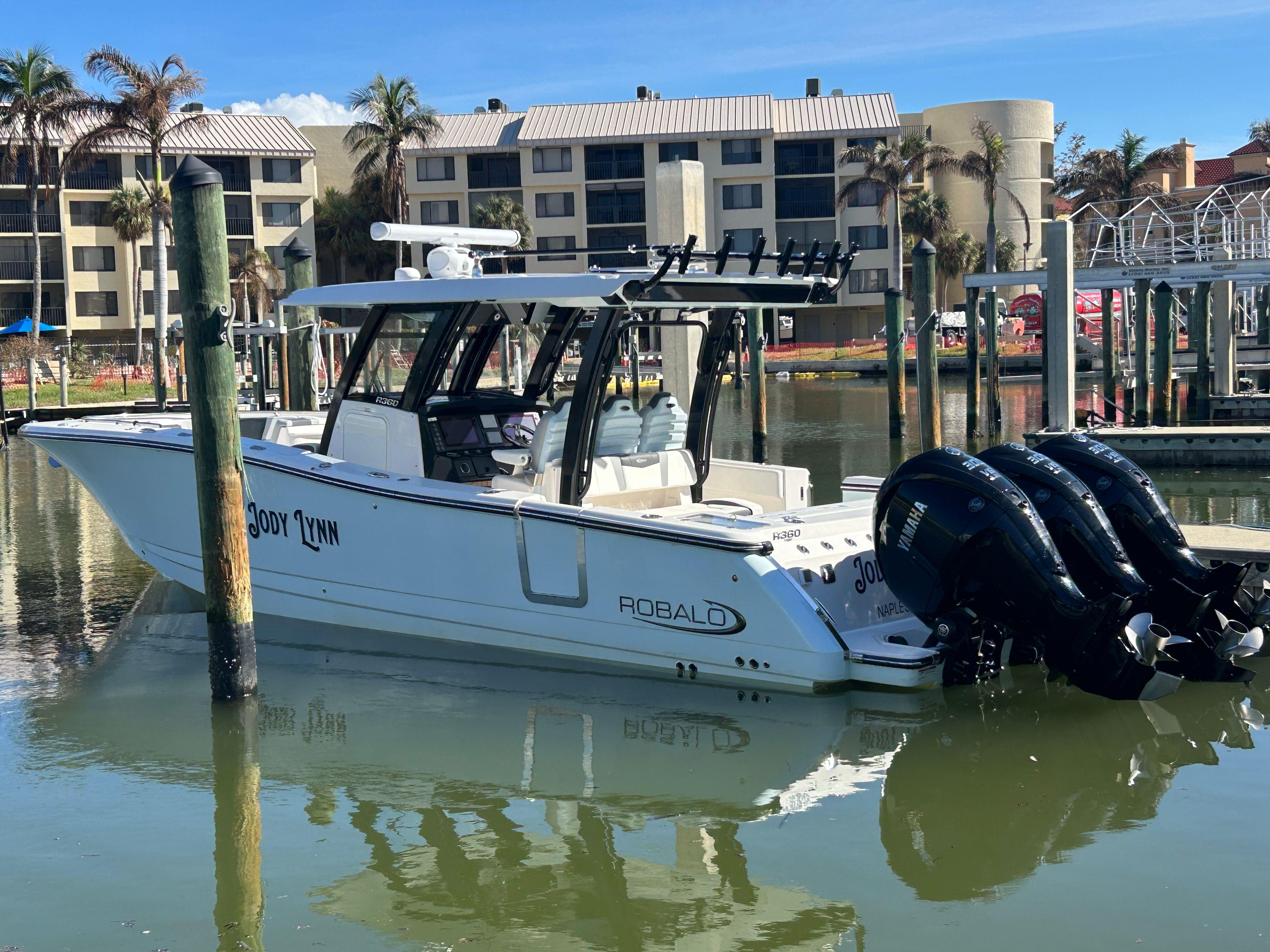 2024 Robalo R360 Center Console