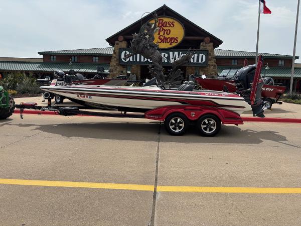 Skeeter 21 Fx 2012 Skeeter FX21 boat parked outside Bass Pro Shops Outdoor World.