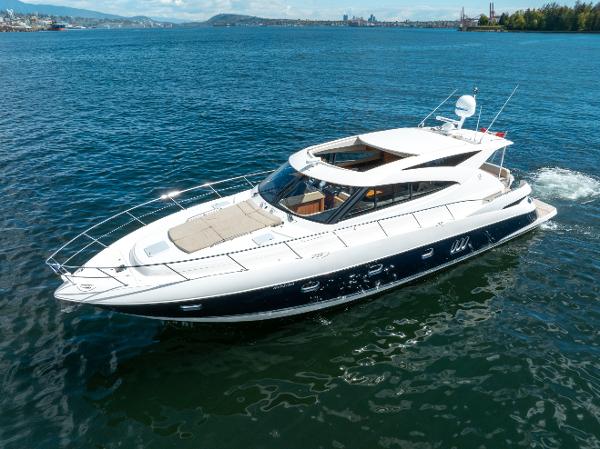 2014 Riviera 5800 Sport Yacht