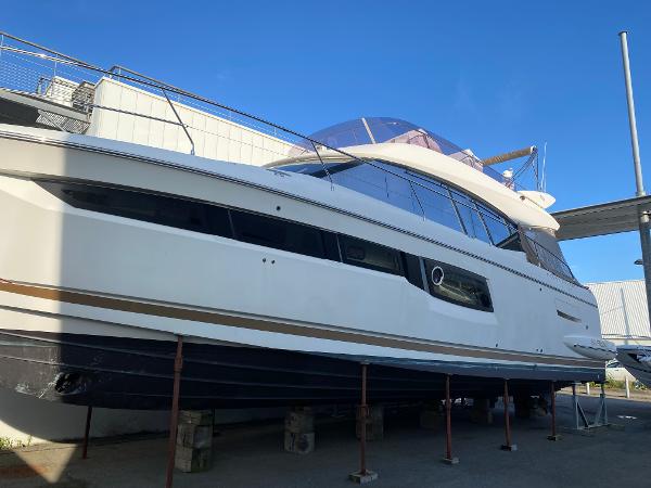 Jeanneau Prestige 500 Fly 2016 Jeanneau Prestige 500 Fly yacht on dry dock under clear blue sky.