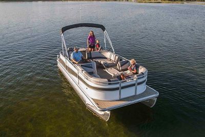 Crestliner 240 Rally FC Boat