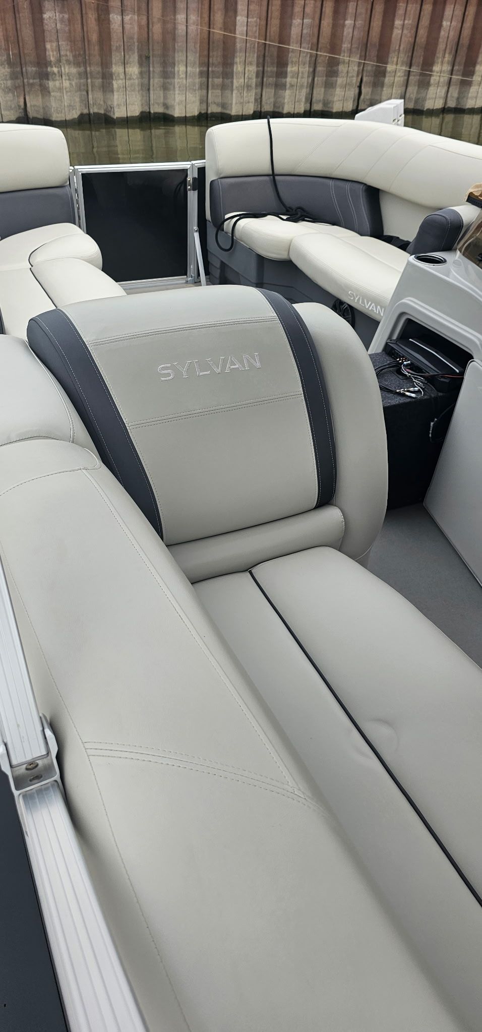 2024 Sylvan Mirage 820 Cruise