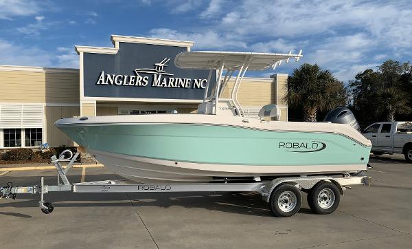 Robalo R202 Explorer 2024 Robalo R202 Explorer boat on trailer at Anglers Marine NC dealership.