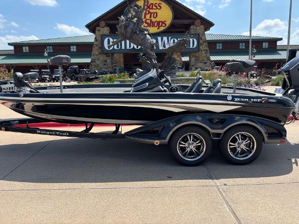 Ranger Z520C 2016 Ranger Z520C boat parked outside Bass Pro Shops Outdoor World.