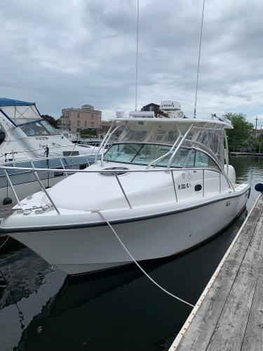 Mako 284 Express 2009 Mako 284 Express boat docked at a marina.