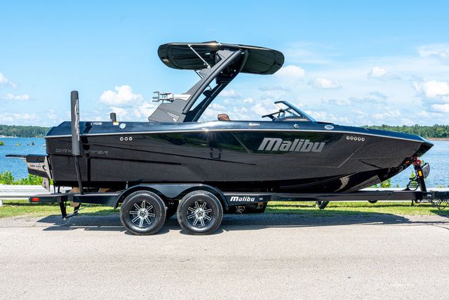 2025 Malibu 21 LX