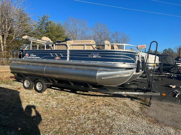 Sun Tracker Fishin' Barge 20 DLX 2023 Sun Tracker FISHIN' BARGE® 20 DLX pontoon boat on a trailer.