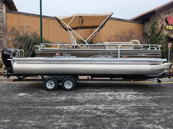 Sun Tracker Sportfish 24 XP3 2023 Sun Tracker Sportfish 24 XP3 pontoon boat on a trailer, side view.