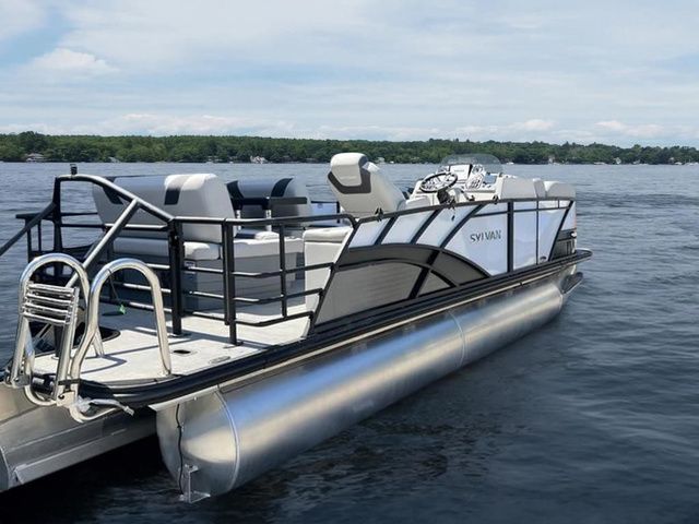 Sylvan L1 DLZ 2024 Sylvan L1 DLZ pontoon boat on a calm lake.