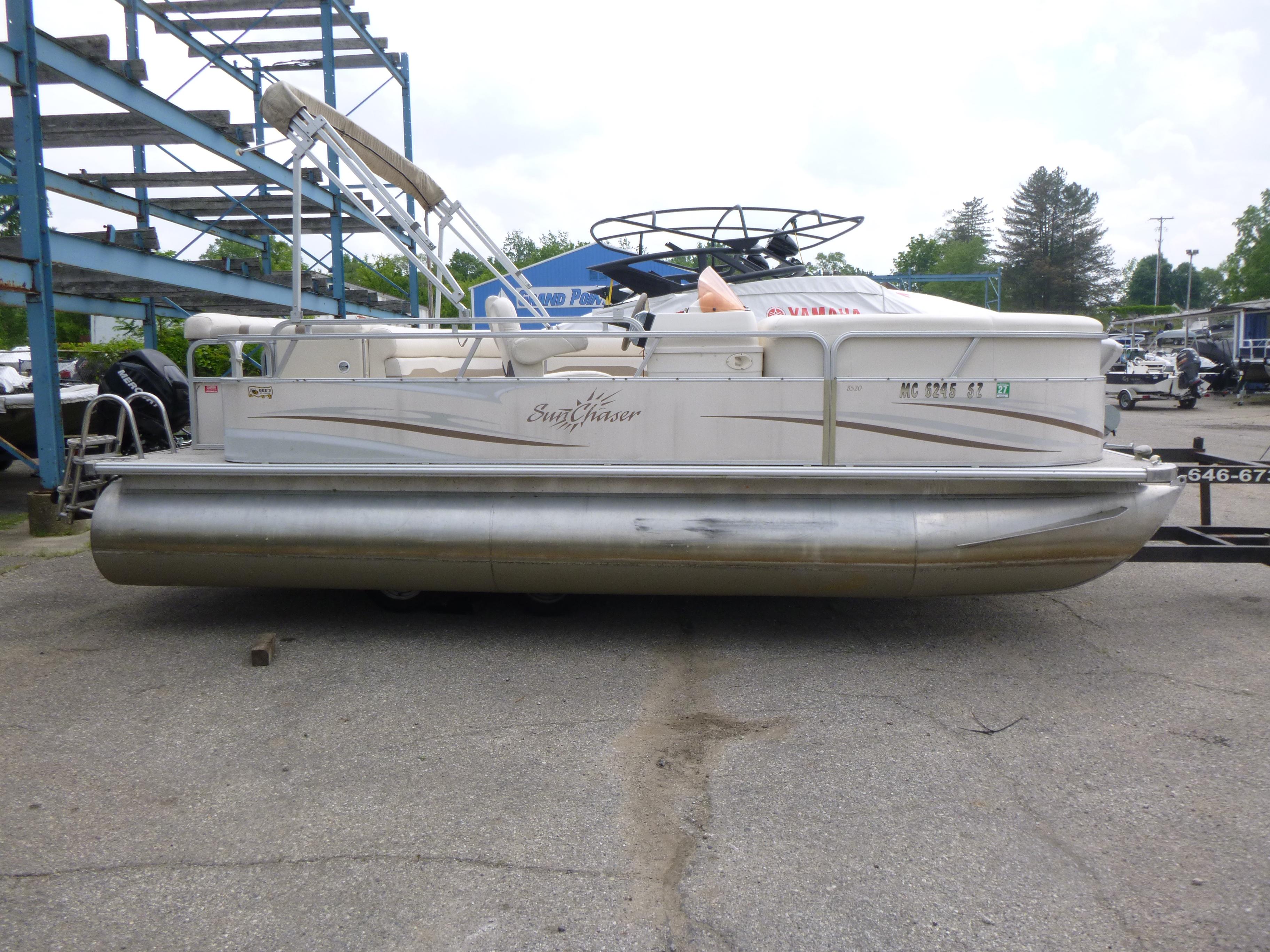 Smoker Craft M-8520 Cruise RE 2007 Smoker Craft M-8520 Cruise RE pontoon boat on trailer, parked outdoors.
