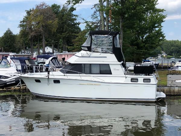1983 Carver 32 Aft Cabin