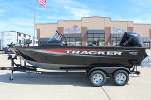Tracker Targa V-18 Combo 2026 Tracker Targa V-18 Combo boat on trailer, parked outside dealership.
