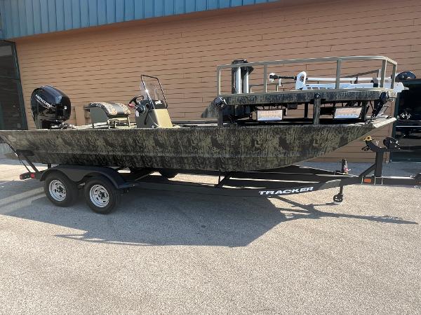 Tracker Grizzly 2072 CC Sportsman 2025 Tracker Grizzly 2072 CC Sportsman boat on trailer, camo design, parked outdoors.