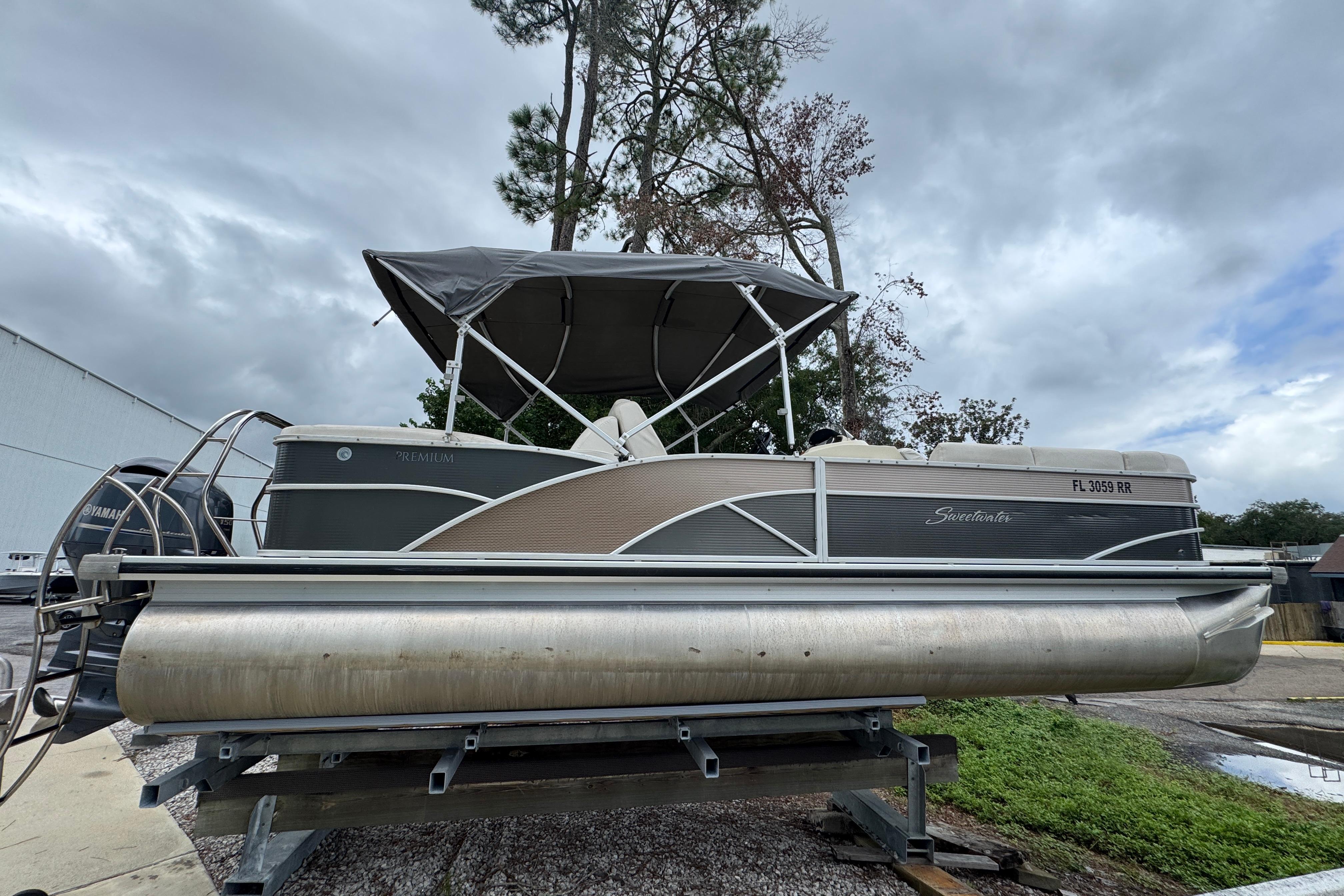 2017 Sweetwater Premium Edition 255 SL