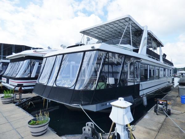 Stardust Cruisers 16x73 1996 Stardust Cruisers 16x73 houseboat docked at marina.