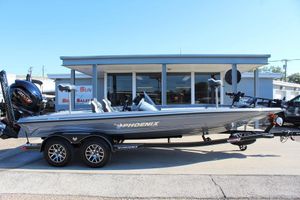 Phoenix 921 ELITE 2026 Phoenix 921 ELITE boat displayed at dealership, featuring sleek design and modern equipment.