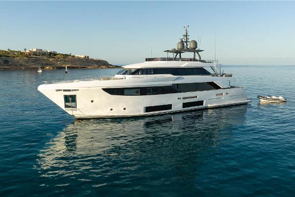 Custom Line Navetta 33