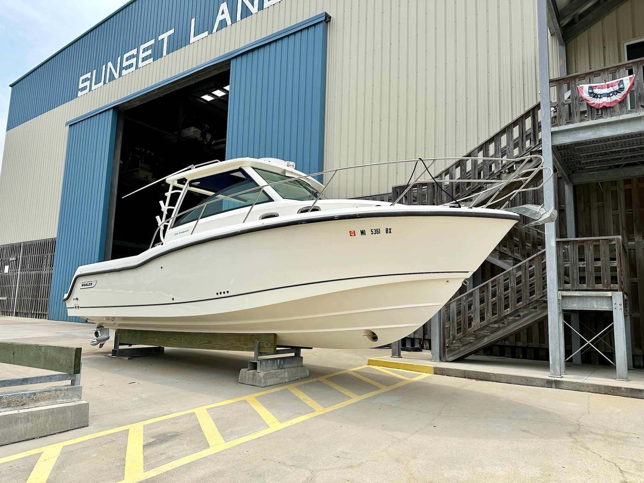 Boston Whaler 315 Conquest 2016 Boston Whaler 315 Conquest boat at Sunset Landing marina.