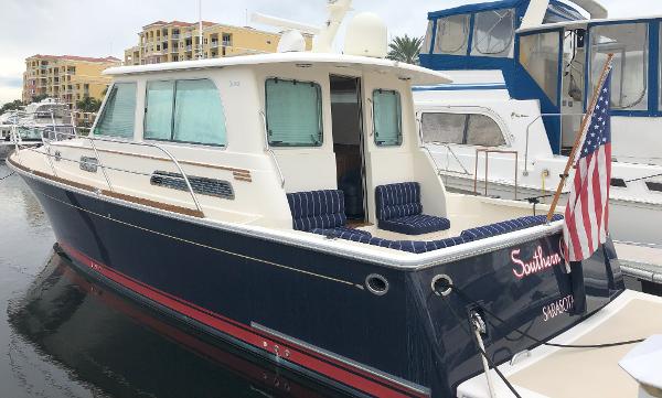 Sabre 40 Sedan 2010 Sabre 40 Sedan yacht docked, featuring a sleek design and American flag.