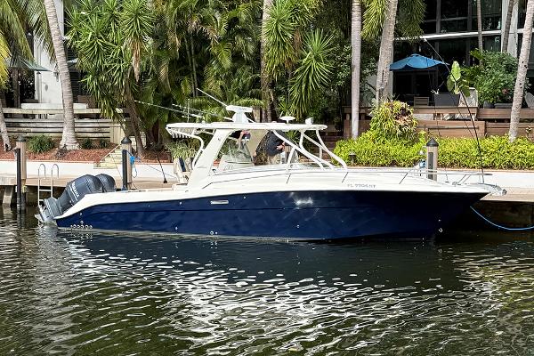 Hydra-Sports Vector 3500 VX 2008 Hydra-Sports Vector 3500 VX boat docked by lush greenery.